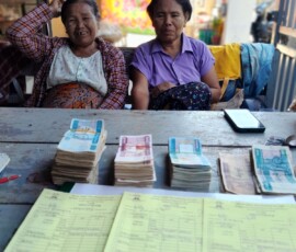 ၀မ်းတွင်းမြို့နယ် ရွဲသီး ကျေးရွာတွင် ချေးငွေကောက်ခံသည့် အစည်းအဝေးဆောင်ရွက်နေခြင်း